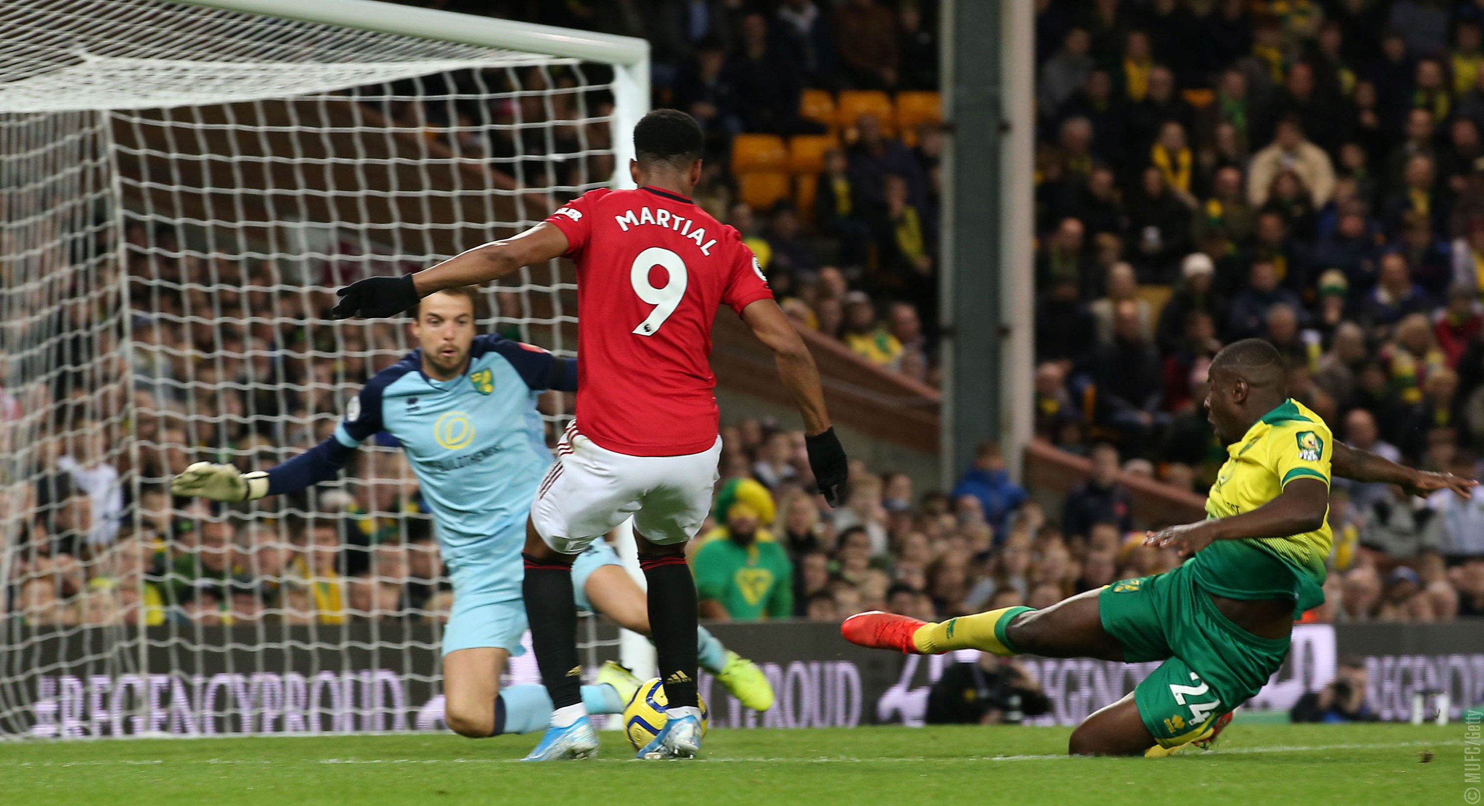 ¡Taconazo y gol! La gran asistencia de Rashford a Martial en triunfo de Manchester United