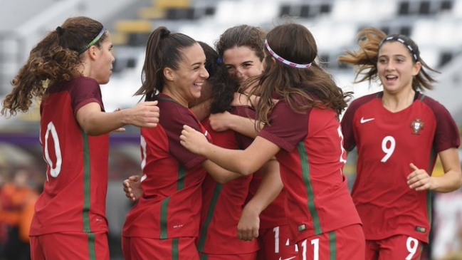 Cristiano Ronaldo felicitó a la sub 17 femenina de Portugal y les obsequió zapatos