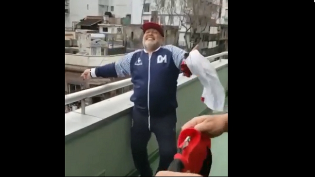 El baile de Maradona al ritmo de la barra de Newell’s en Rosario