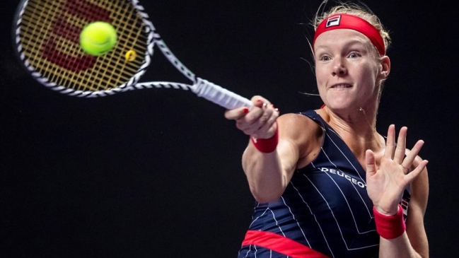 Bertens reemplazó a Osaka y debutó con triunfo sobre Barty en las Finales de la WTA