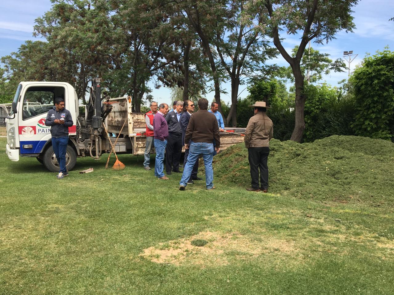 Colo Colo regaló pasto a Municipalidad de Paine para alimentar a animales en peligro por sequía