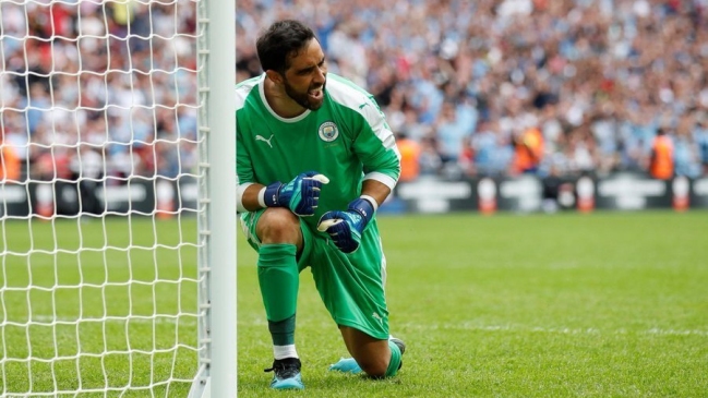 Claudio Bravo destacó en triunfo que instaló a Manchester City en cuartos de la Copa de la Liga