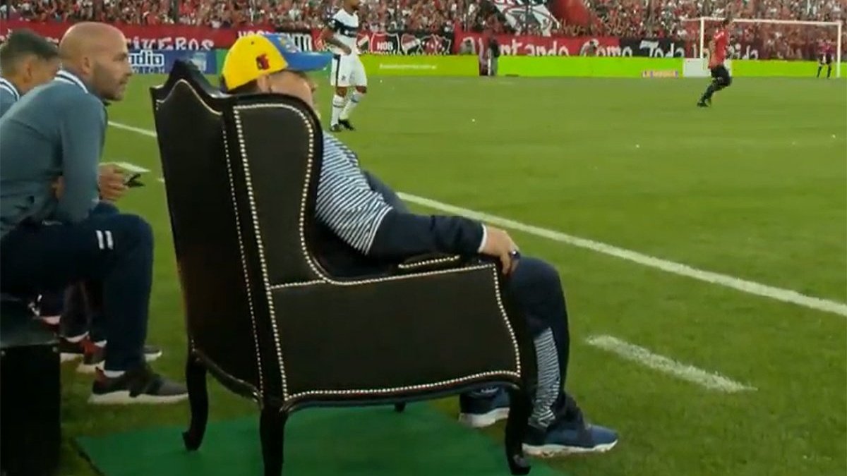 Diego Maradona vio desde un “trono” la goleada de Gimnasia sobre Newell’s en Argentina