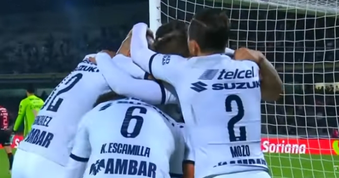 La contorsión de Felipe Mora para anotar en goleada de Pumas UNAM