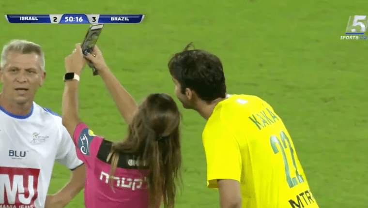 Arbitra se tomó una selfie con Kaká en pleno partido de estrellas entre Brasil e Israel
