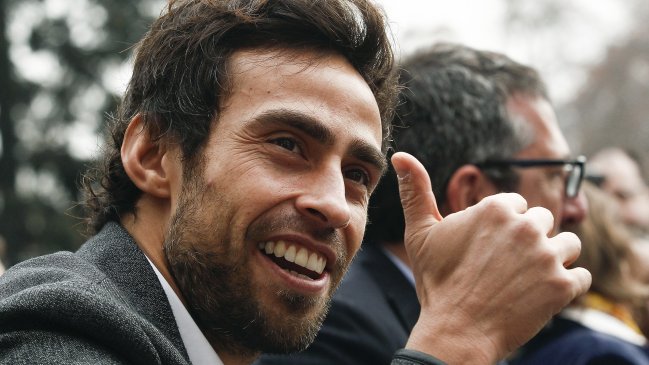 Jorge Valdivia regaló empanadas a personas que esperaban micro en las afueras de la estación Tobalaba