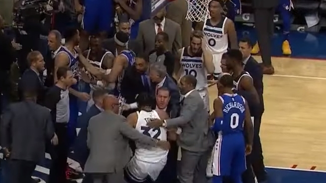 Joel Embiid y Karl-Anthony Towns se repartieron golpes en duelo de Minnesota y Philadelphia