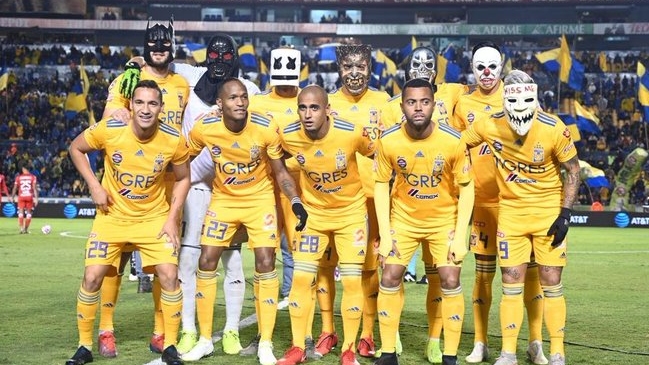 Eduardo Vargas y sus compañeros en Tigres lucieron máscaras de Halloween ante Toluca