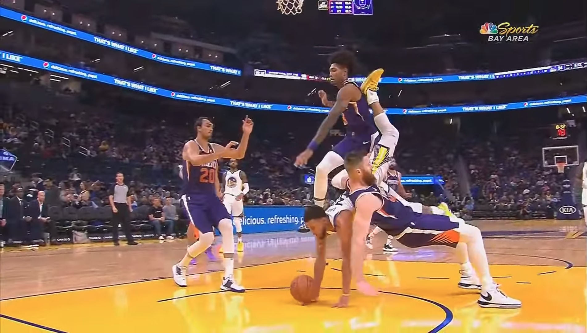 Stephen Curry se fracturó la muñeca luego de que un rival cayera sobre su mano