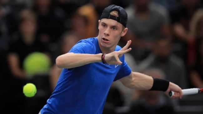 Denis Shapovalov se impuso a Alexander Zverev y consiguió un lugar en cuartos de París-Bercy