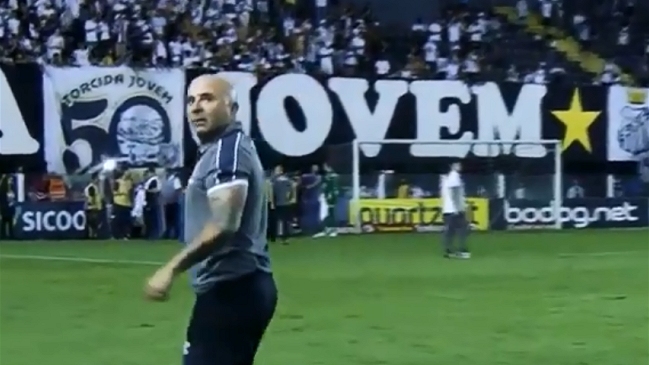 Jorge Sampaoli tuvo ataque de furia contra un hincha de Santos