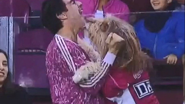 Hincha de Lanús festejó gol ante Boca Juniors junto a su perro y se hizo viral