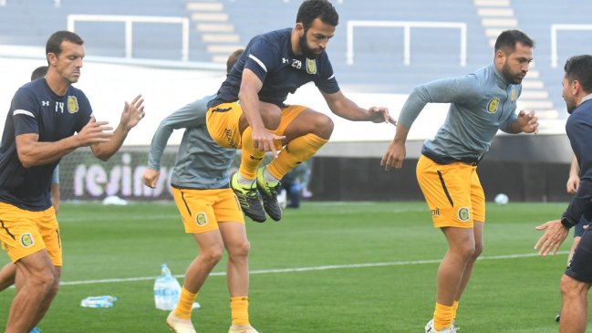 Barristas “visitaron” al plantel de Rosario Central para exigir buenos resultados
