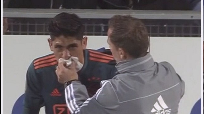 Mexicano Edson Alvarez recibió brutal codazo que provocó profunda herida en el rostro