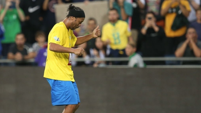 ¡No pierde la magia! Ronaldinho deleitó con un “látigo” en partido de estrellas
