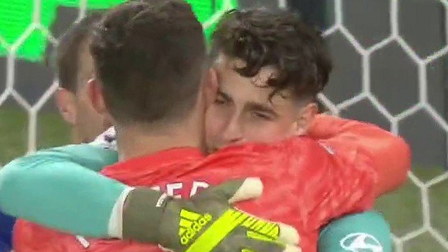 Arquero de Watford felicitó al portero de Chelsea luego que le atajó un cabezazo en el epílogo