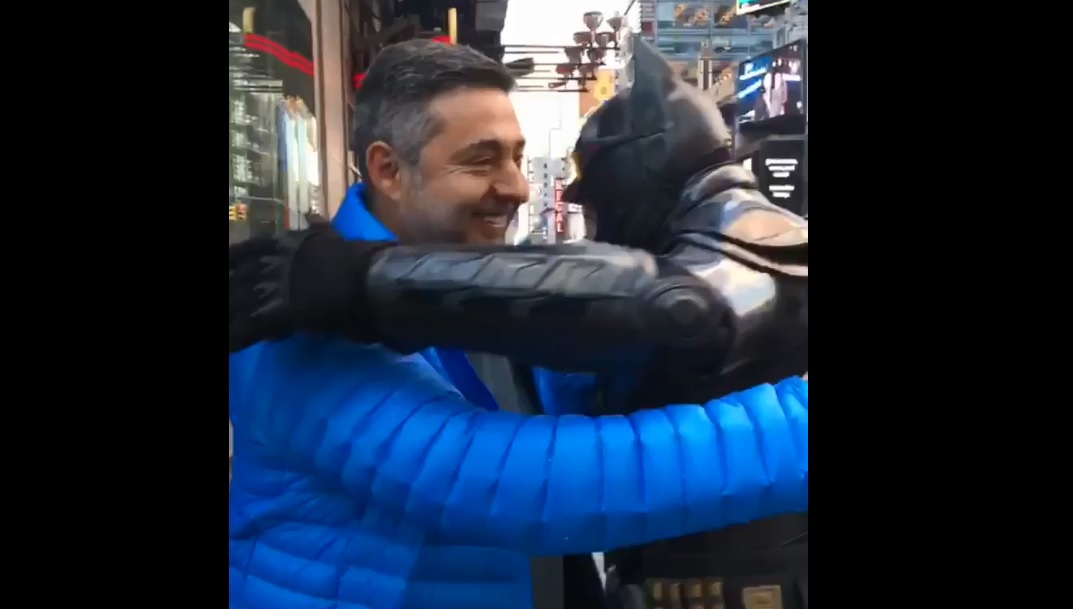 “Batman” se encontró con Daniel Angelici en Nueva York y le confesó que era hincha de Boca