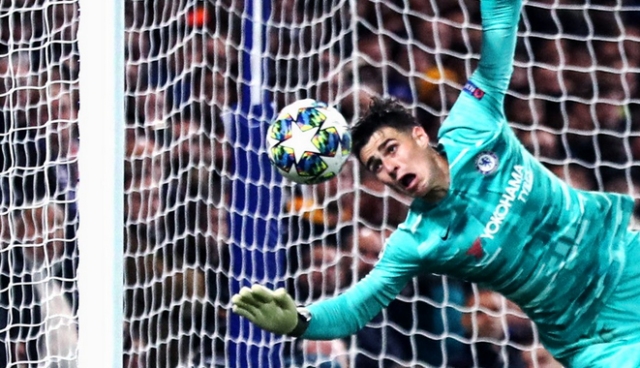 Portero de Chelsea anotó un autogol con la cara en partidazo contra Ajax