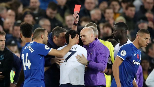 Decidieron quitarle la tarjeta roja a Heung-min Son por su entrada sobre André Gomes