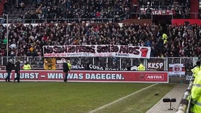 “No son 30 pesos, son 30 años”: El lienzo que apareció en un partido de la liga alemana