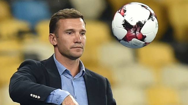 Defensor ucraniano acusó a Schevchenko de mezclar el fútbol con la política