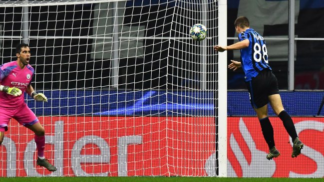 Bravo tuvo trágica jornada: Fue expulsado en empate de Manchester City con Atalanta
