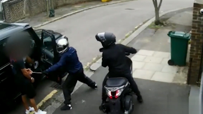 Policía reveló imágenes del ataque con un cuchillo a Sead Kolasinac y Mesut Ozil