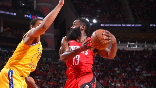 James Harden se lució en la victoria de Houston ante los desmejorados Warriors