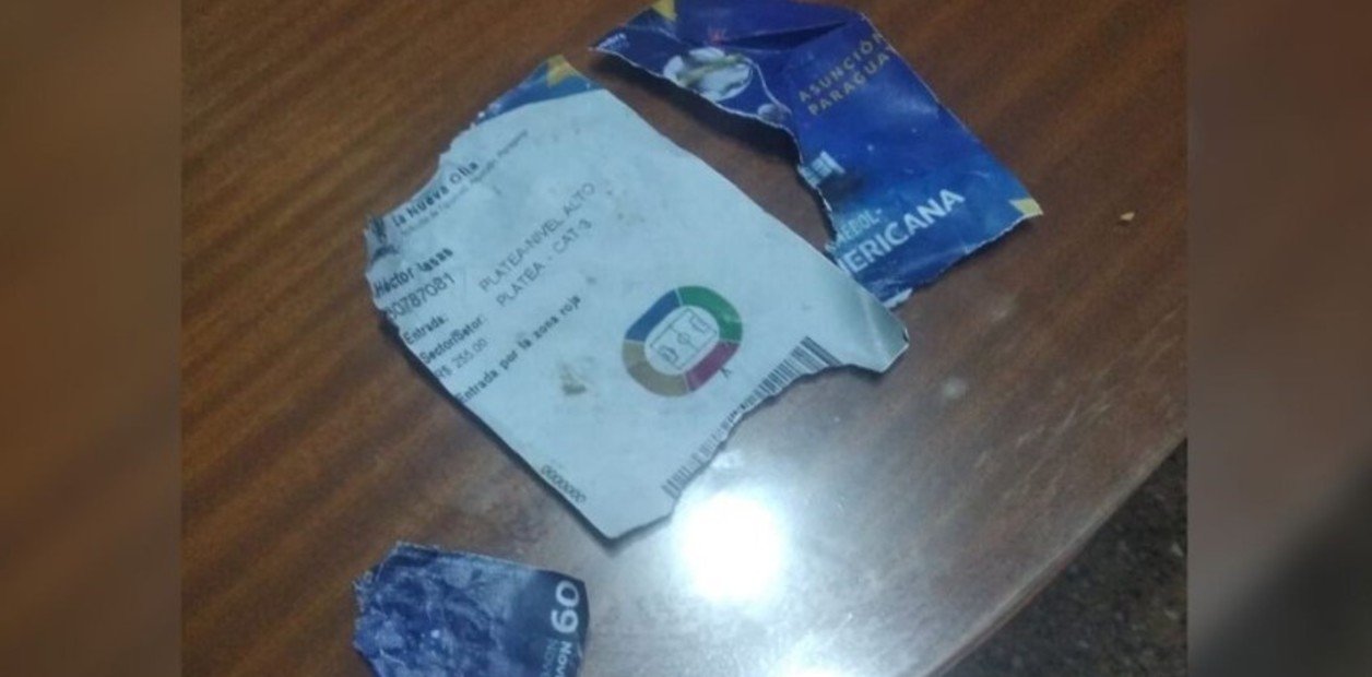 ¡Increíble! Mascota le rompió entrada para la Sudamericana a hincha de Colón