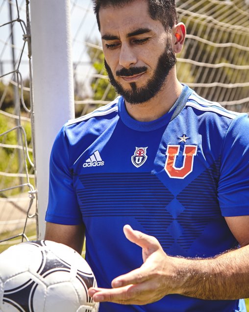 La U sacó nueva camiseta para unirse a celebración de 70 años de conocida marca alemana