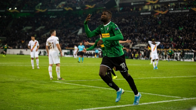 Borussia Monchengladbach venció en la agonía a AS Roma y la complicó en la Europa League