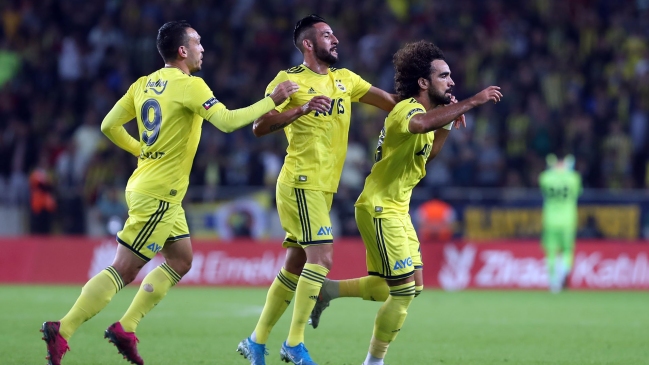 Mauricio Isla fue expulsado en victoria de Fenerbahce sobre Kasimpasa