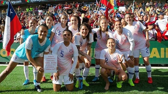 El cartel que mostró la Roja femenina en Australia: “La democracia chilena tortura, viola y mata”