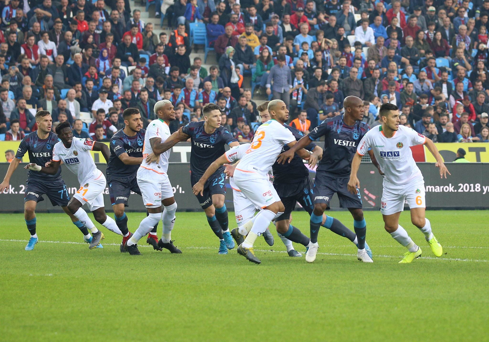 Junior Fernandes fue expulsado en derrota de Alanyaspor en Turquía