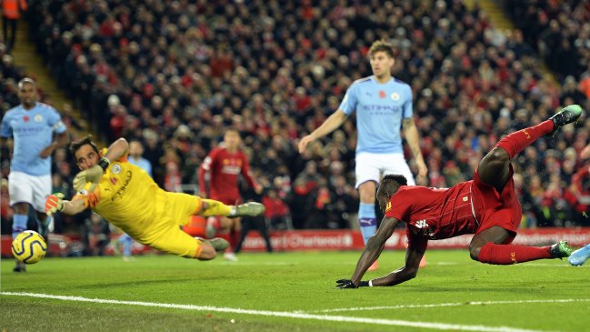 Premier League: Claudio Bravo sufrió junto a Manchester City en la visita al puntero Liverpool