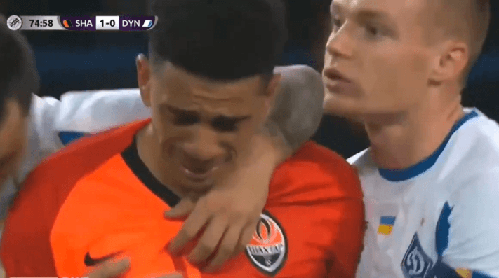 Brasileño Taison se fue expulsado por responder a insultos racistas en el clásico de Ucrania