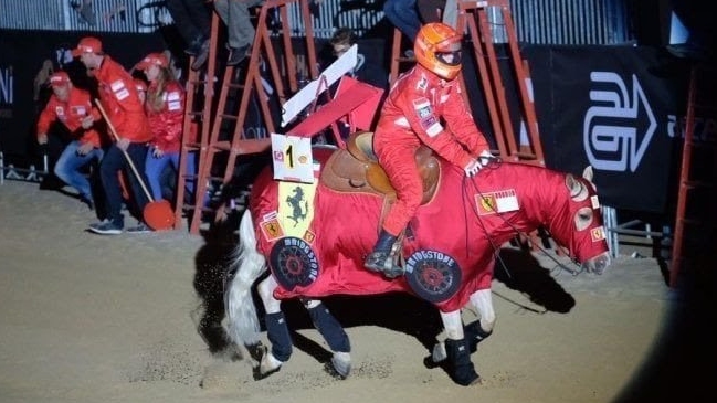Hija de Michael Schumacher vistió a su caballo con los colores de Ferrari en exhibición ecuestre