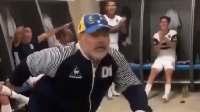 ¡Lo hizo otra vez! El baile de Maradona para festejar la victoria de Gimnasia y Esgrima en Argentina