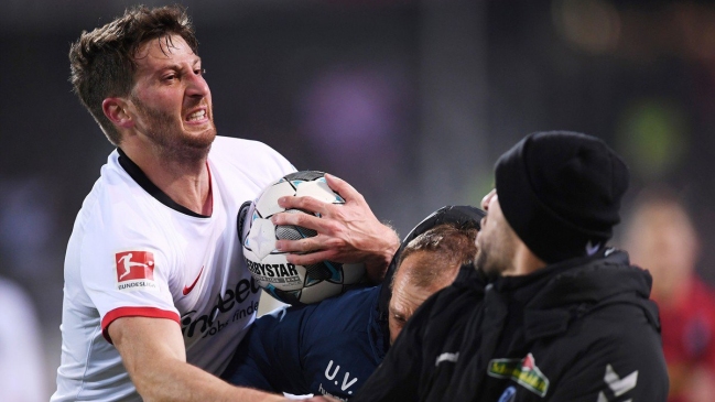 Jugador de Frankfurt golpeó al entrenador rival y desató una trifulca en la Bundesliga