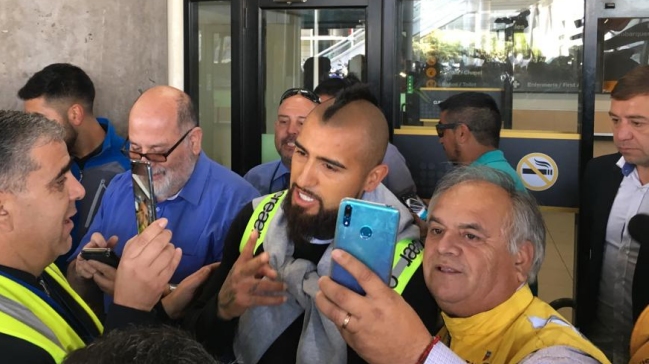 Arturo Vidal se dio el tiempo para fotografiarse con hinchas en el Aeropuerto