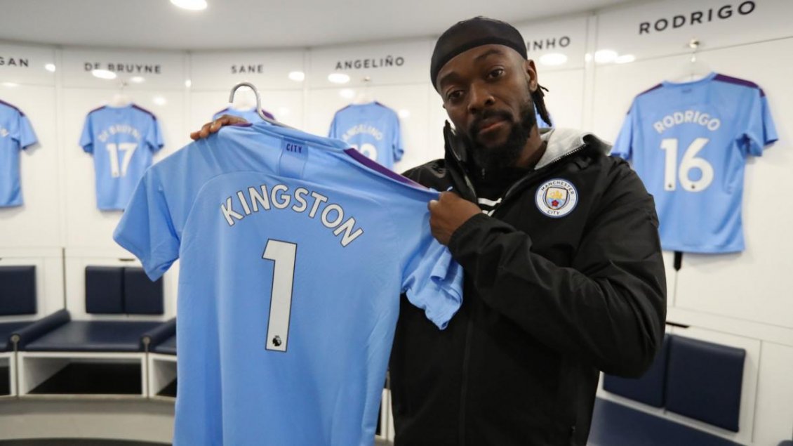 Estrella de WWE visitó en Inglaterra el estadio de Manchester City