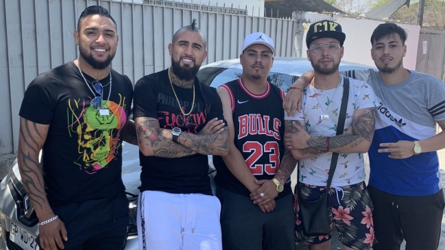 Arturo Vidal volvió a su barrio de origen y compartió con grupo de trap de su hermano