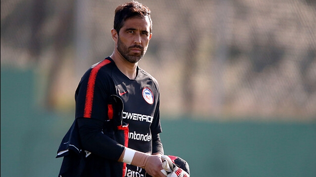 Claudio Bravo llegó a Chile para unirse a los trabajos de la selección