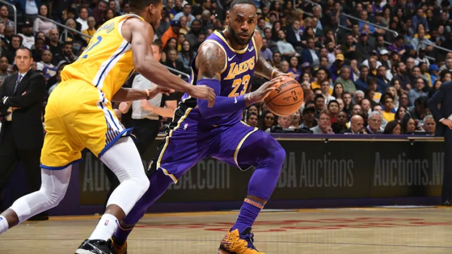 Los Lakers vapulearon a los disminuidos Warriors de la mano de James