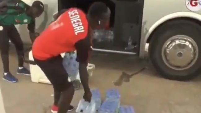 Muestra de humildad: Sadio Mané ayudó a utilero de Senegal a acarrear botellas de agua