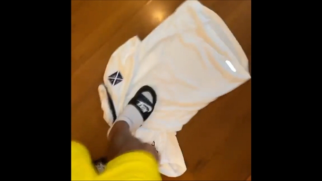 Brian Fernández tiró al suelo y pisoteó una camiseta de Independiente