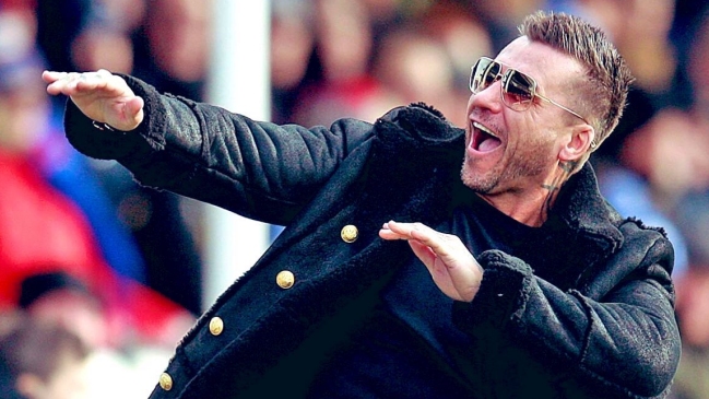 Millonario inglés compró un club, cambió a todo el plantel y se proclamó como DT