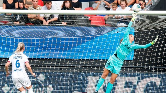 Christiane Endler fue uno de los puntos altos de PSG en su caída ante Olympique de Lyon