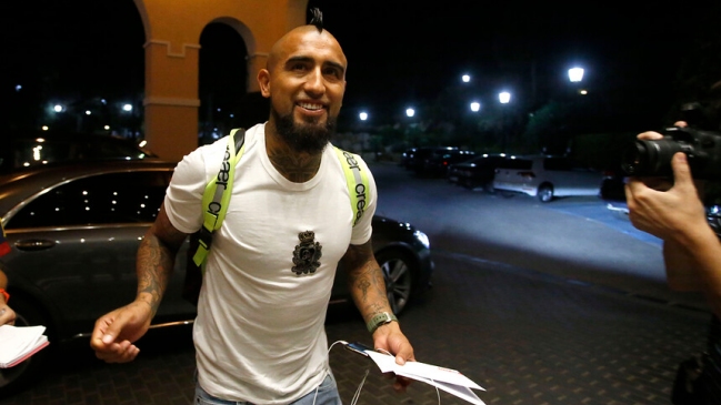 Arturo Vidal abandonó el país y viajó a España para reintegrase a FC Barcelona