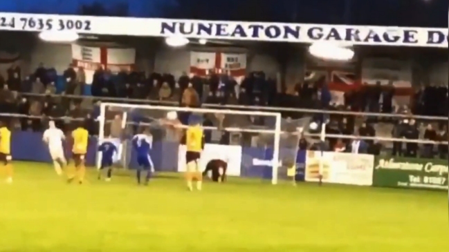 ¡Increíble! Arquero pateó tan mal un penal que terminó rompiendo un foco del estadio